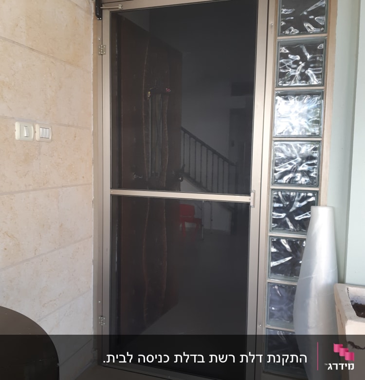 דלת אלומיניום עם מסגרת זכוכית בצד